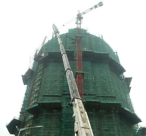 宁安吊车在工地上作业
